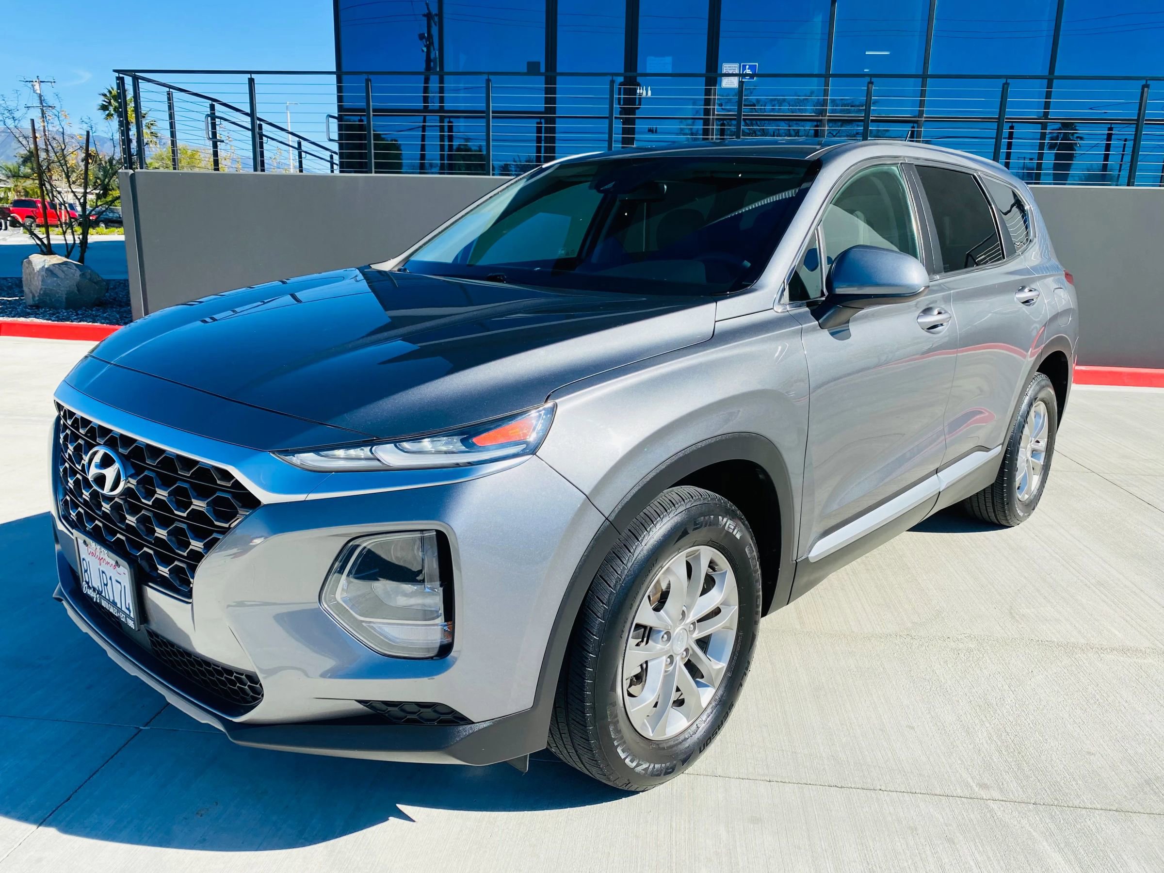 Used 2019 Hyundai Santa Fe SE image 1