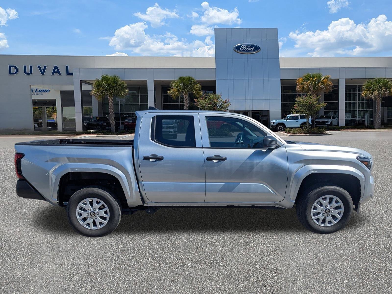 Used 2025 Toyota Tacoma SR image 3