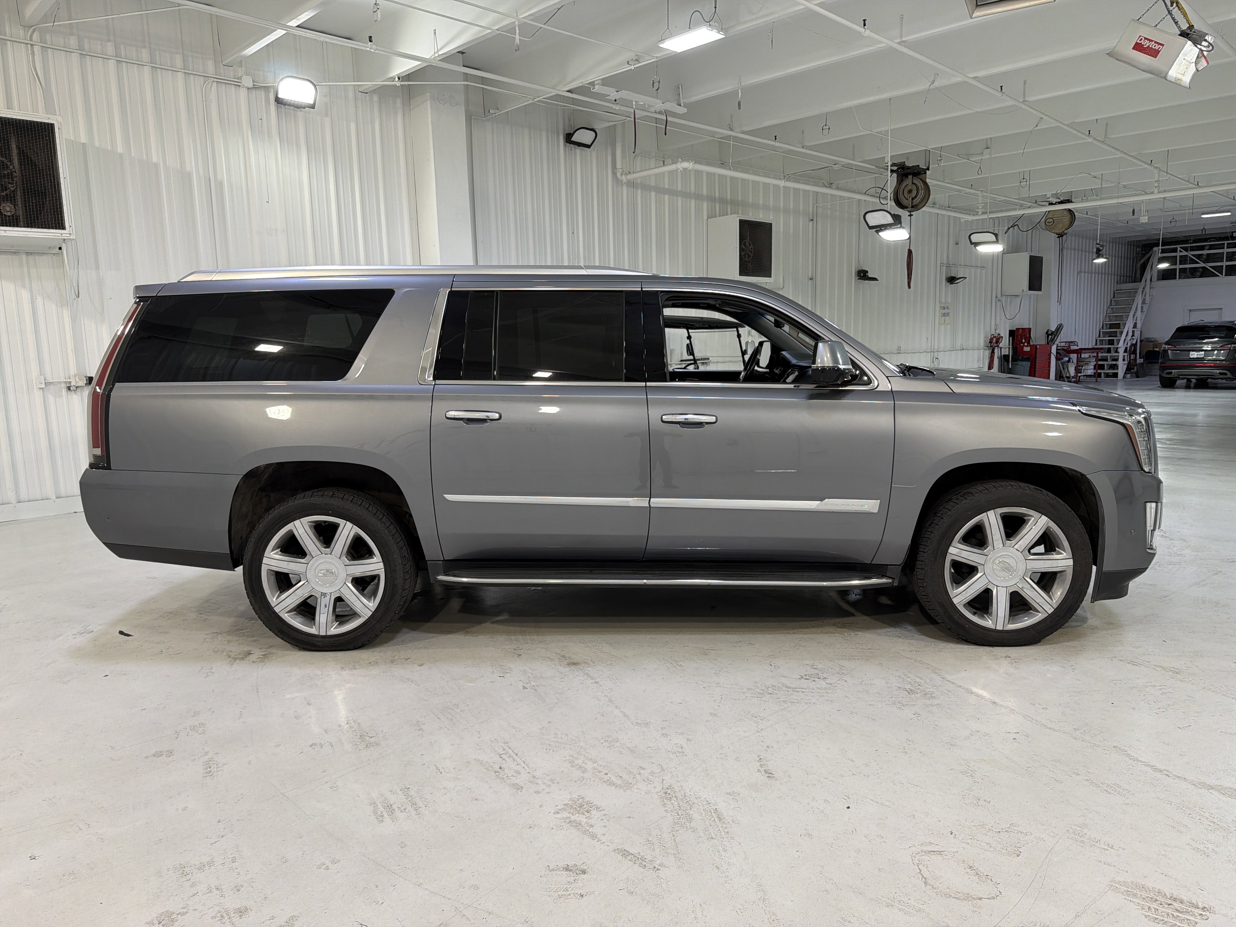 Used 2020 Cadillac Escalade ESV Luxury AWD/4WD image 6