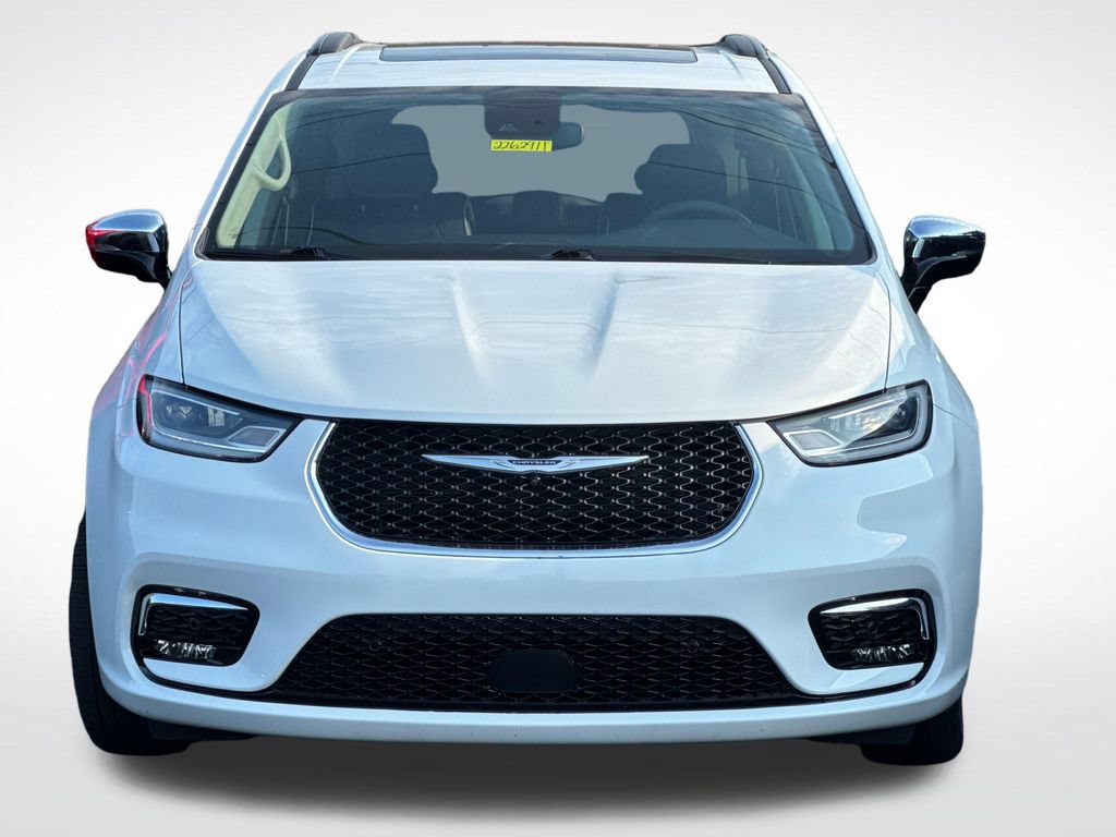 Used 2023 Chrysler Pacifica Limited w/ Uconnect Theater Family Group FWD image 3