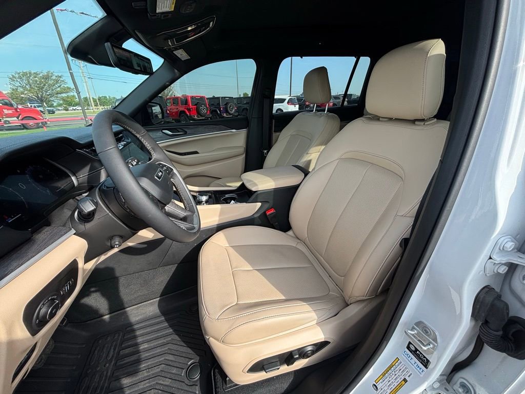 Used 2025 Jeep Grand Cherokee L Limited w/ Luxury Tech Group II image 18