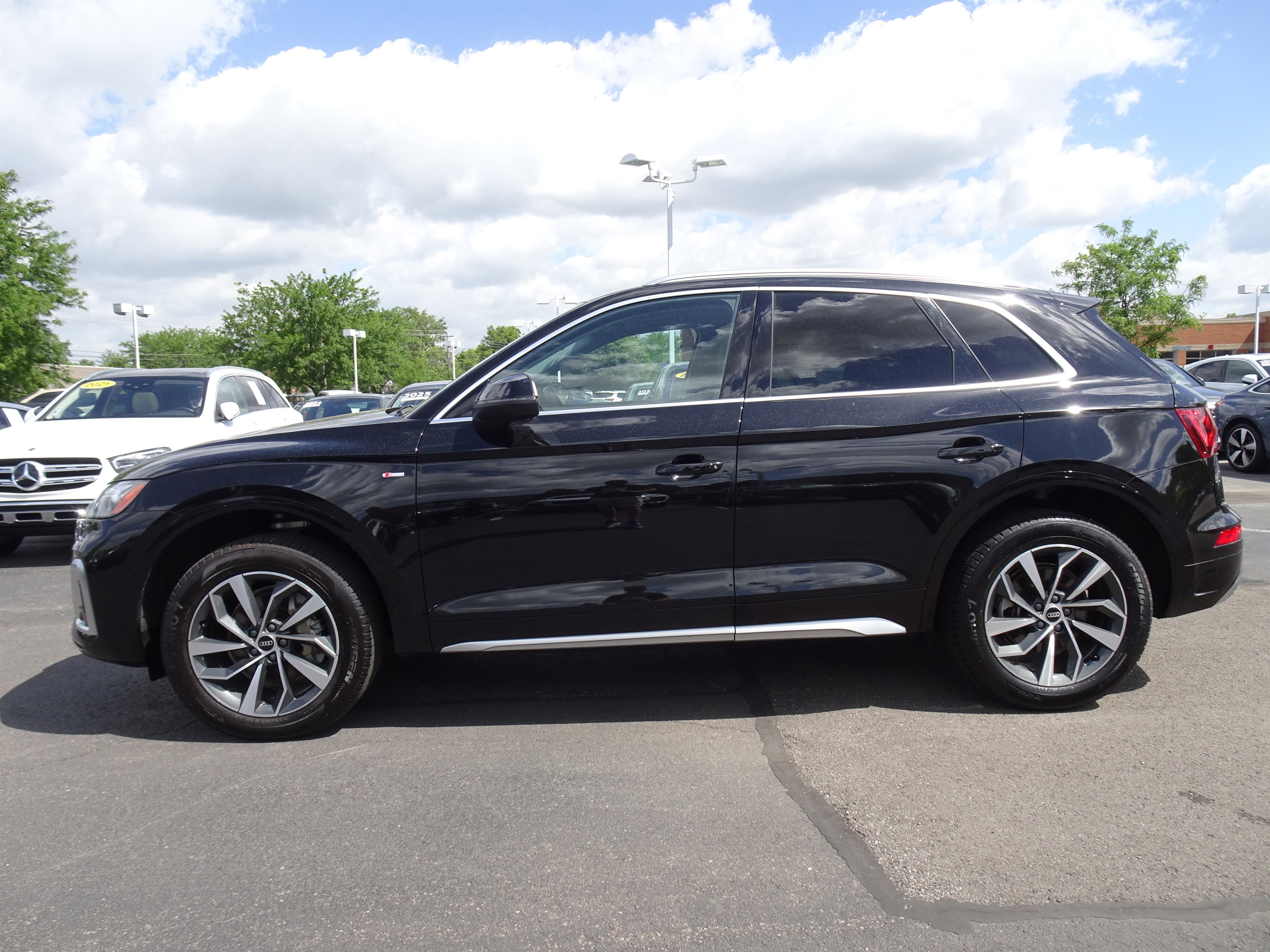 Certified 2023 Audi Q5 2.0T Premium w/ Convenience Package AWD/4WD image 2