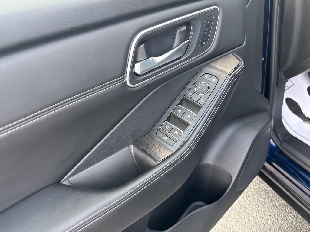 Used 2025 Nissan Rogue Platinum FWD image 14