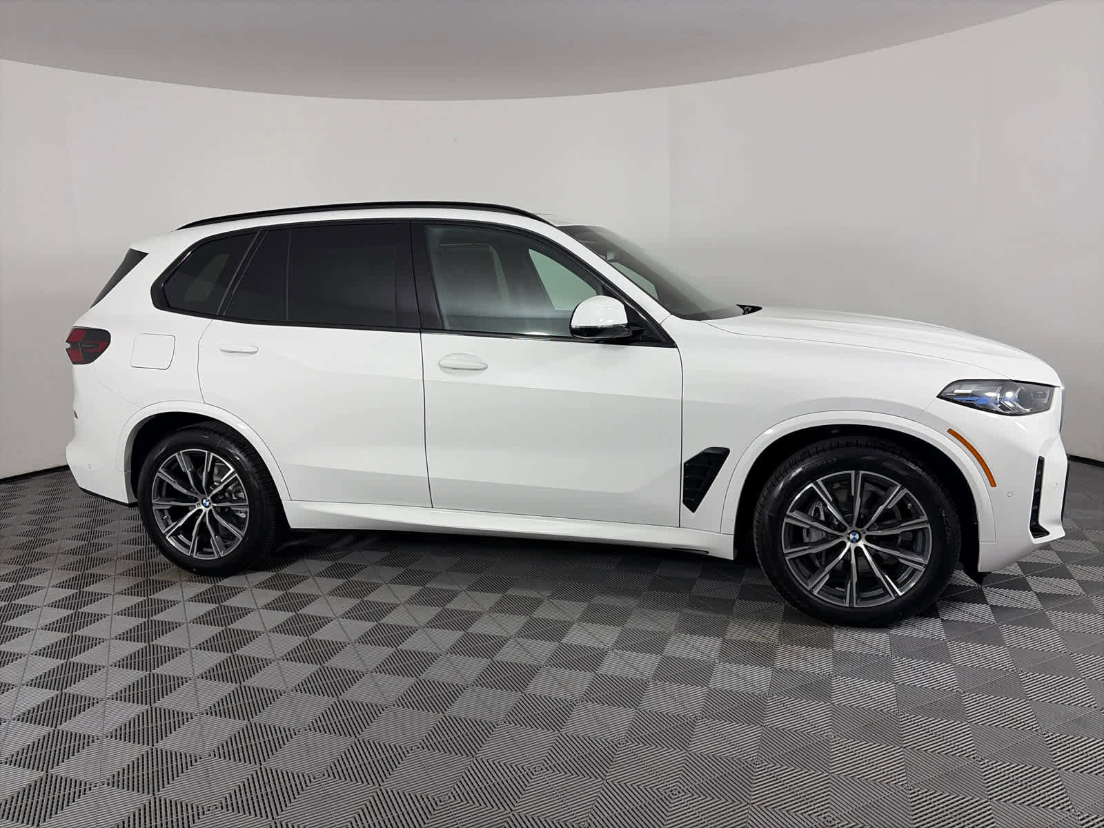 New 2026 BMW X5 sDrive40i w/ M Sport Package image 4