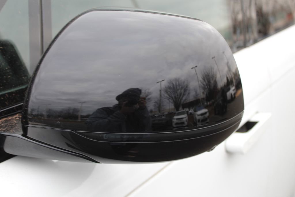 Used 2025 Land Rover Range Rover SE image 12