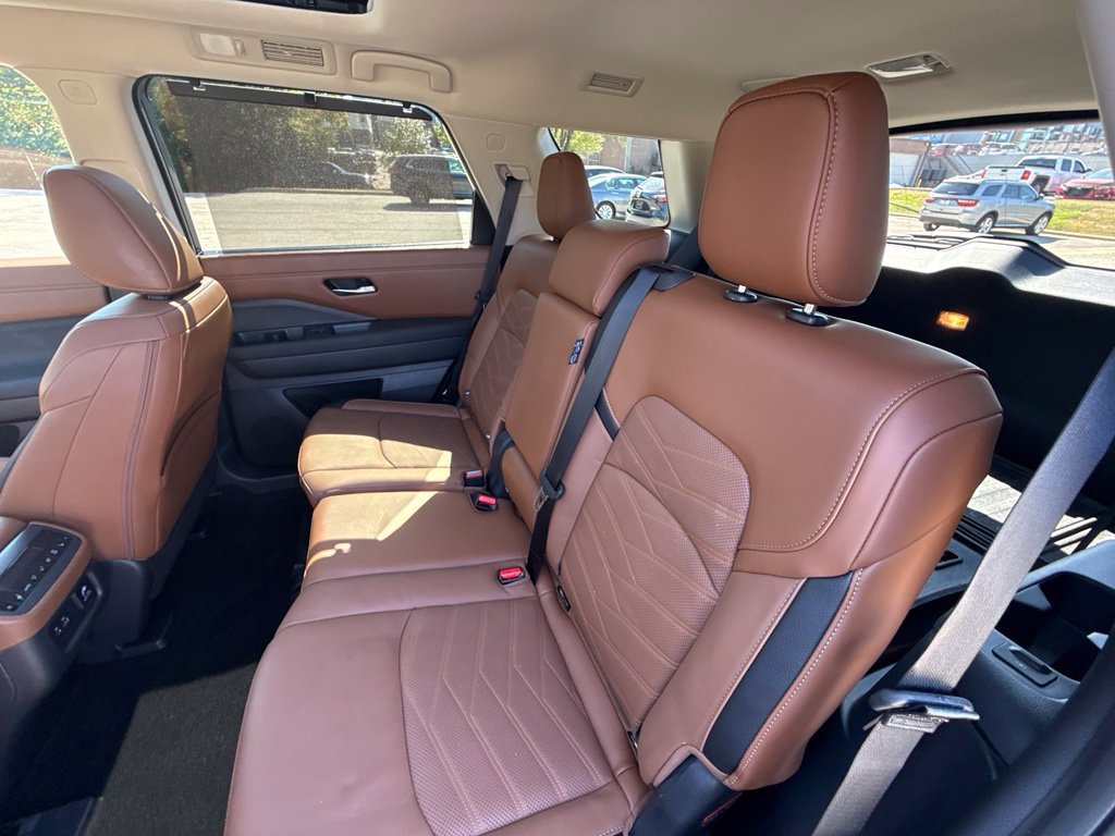 Used 2025 Nissan Pathfinder Platinum w/ Cargo Package AWD/4WD image 30