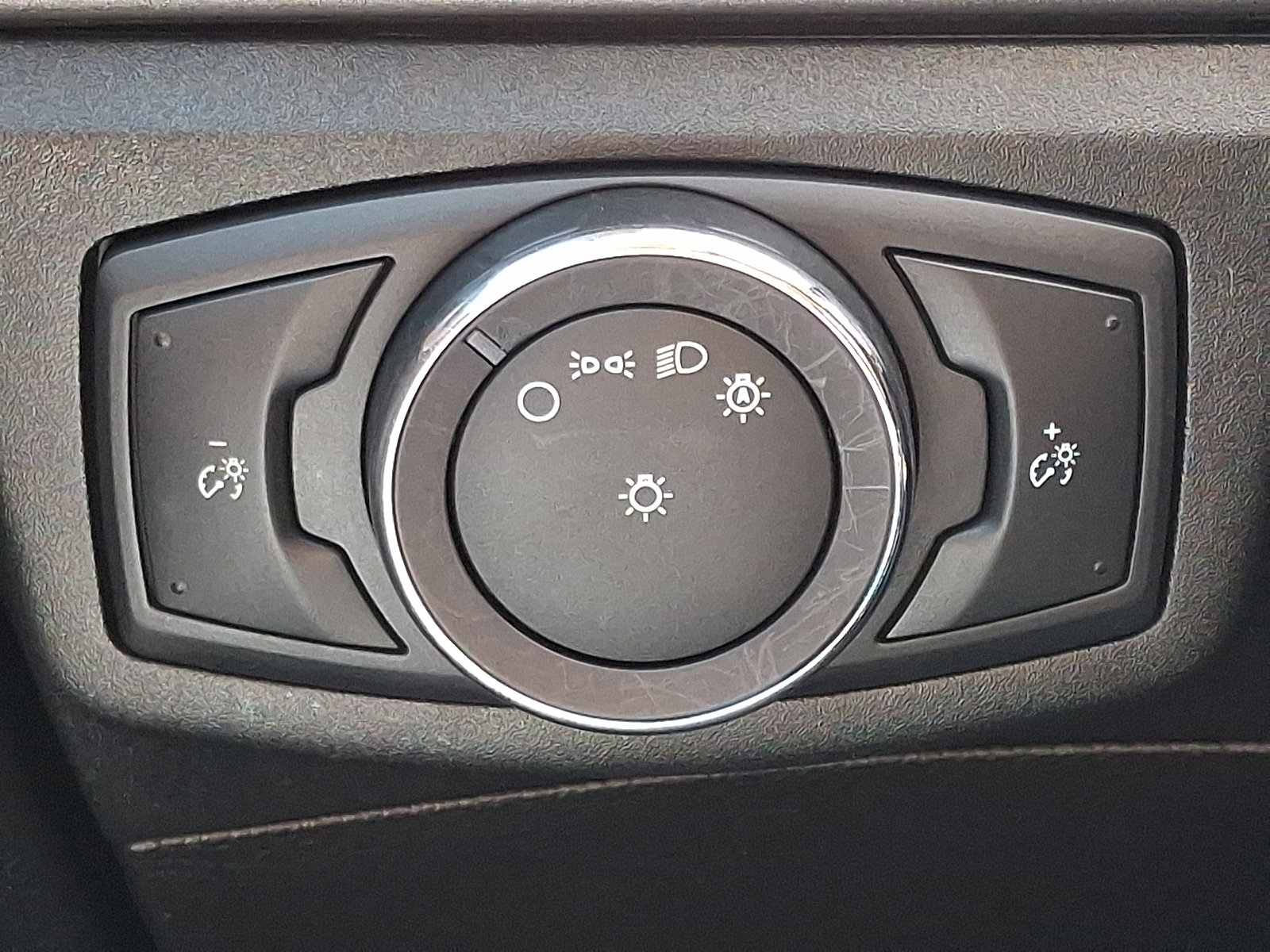 Used 2019 Ford Fusion SEL image 25