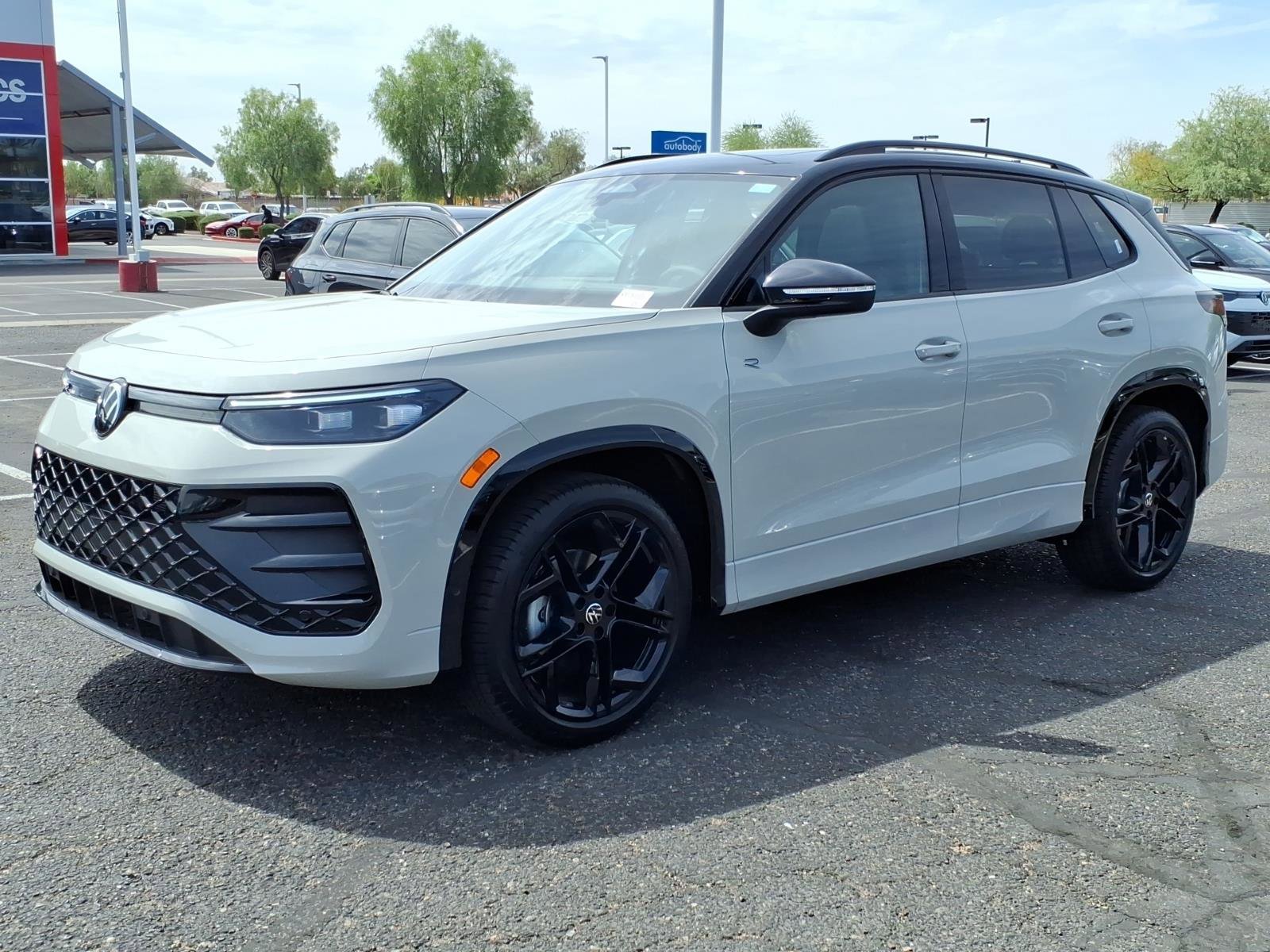 New 2026 Volkswagen Tiguan SE R-Line image 3