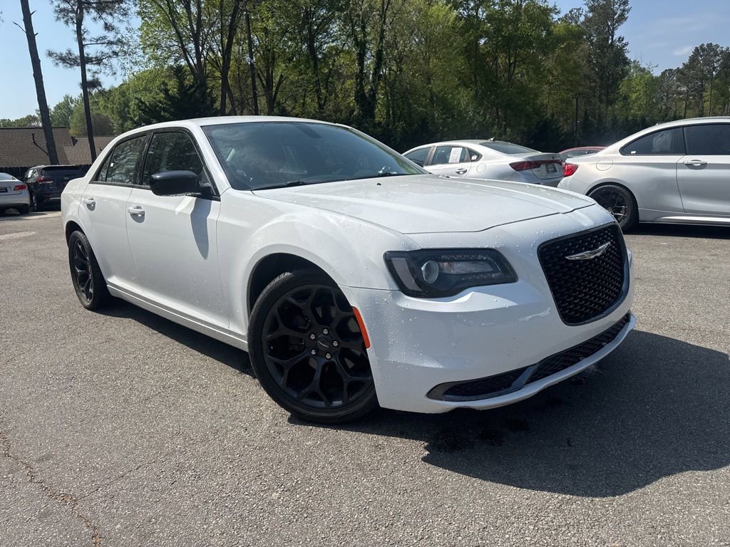Used 2019 Chrysler 300 Touring w/ Sport Appearance Package image 4