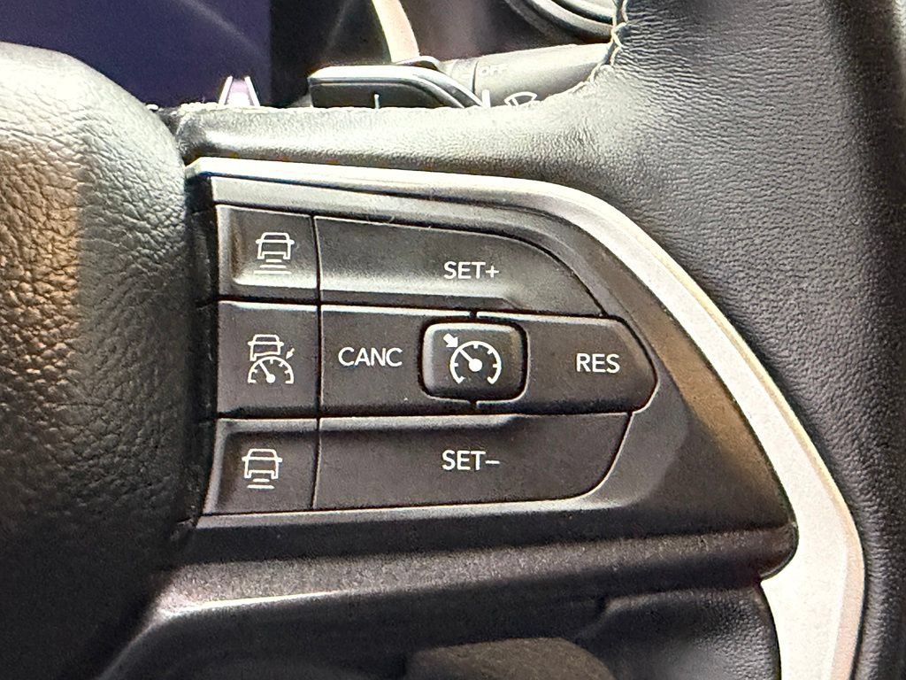 Used 2022 Jeep Grand Cherokee Laredo w/ Luxury Tech Group I RWD image 28