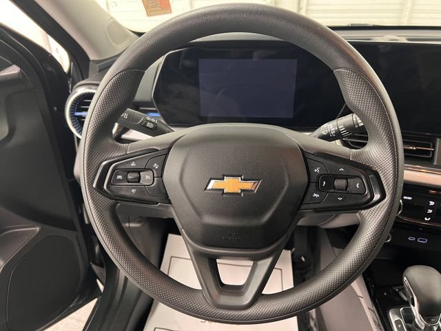 Used 2025 Chevrolet Trax LT FWD image 35