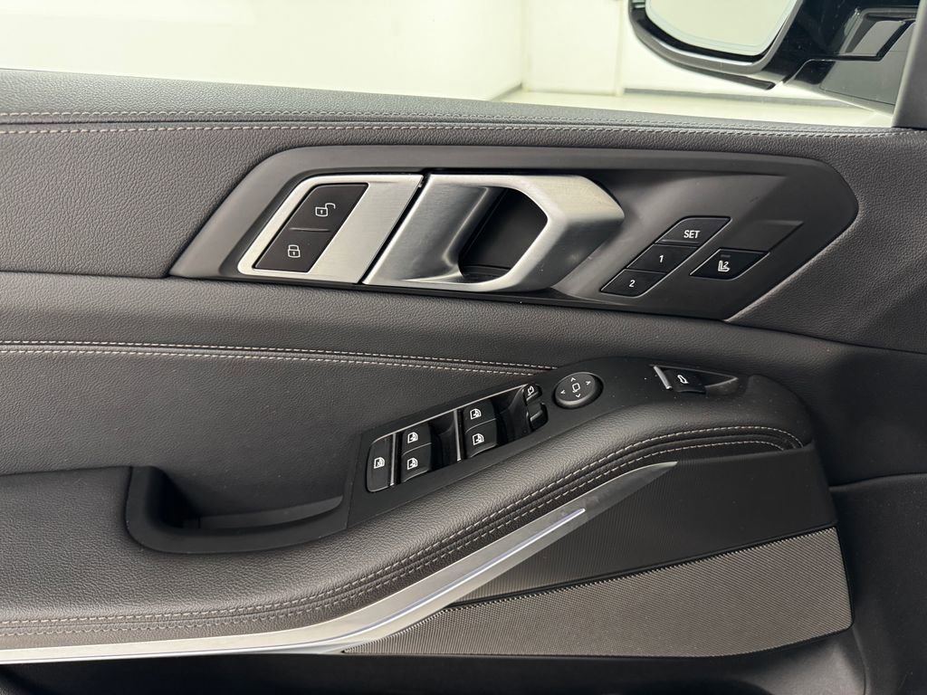 Used 2021 BMW X5 M50i image 27