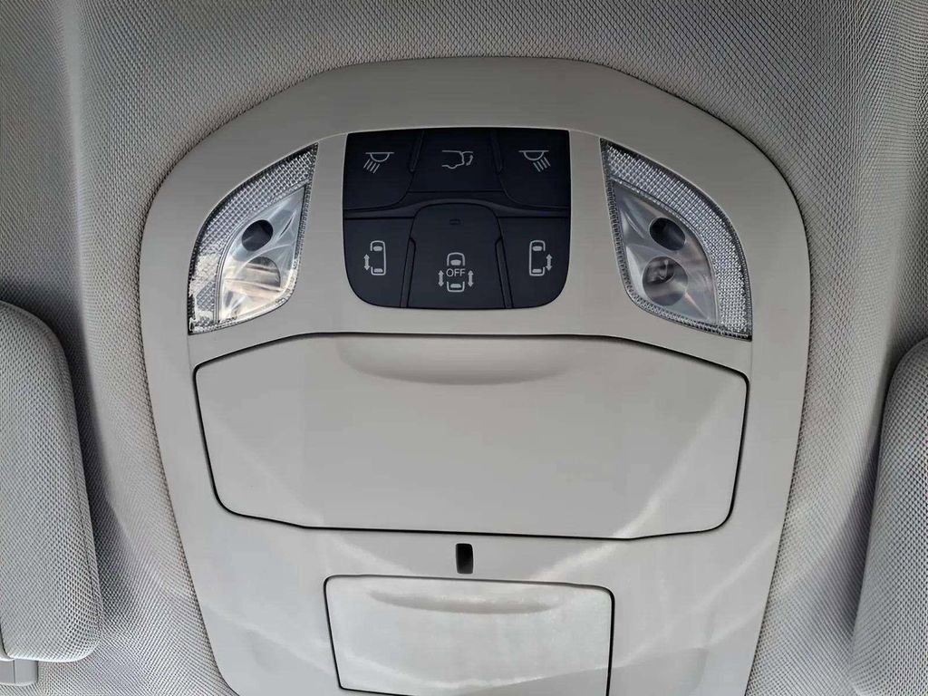 Used 2024 Chrysler Pacifica Touring-L image 19