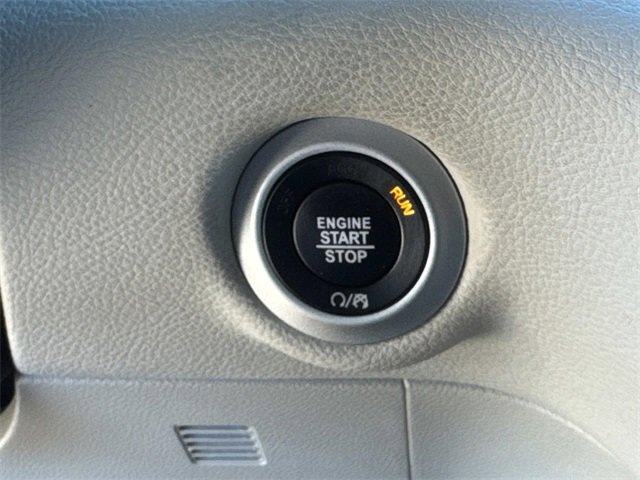 Used 2023 Chrysler Pacifica Touring-L image 16