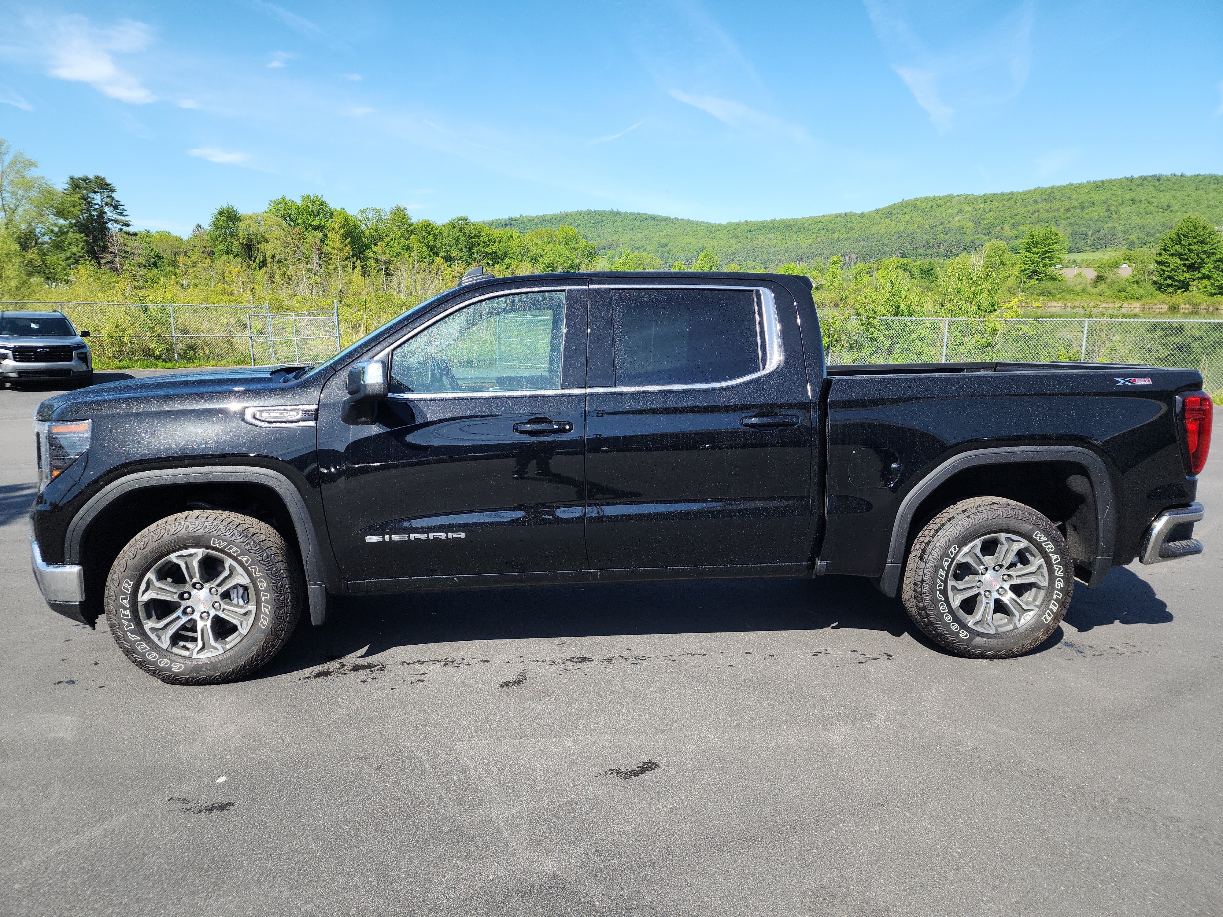 New 2026 GMC Sierra 1500 SLE w/ X31 Off-Road Package AWD/4WD image 5