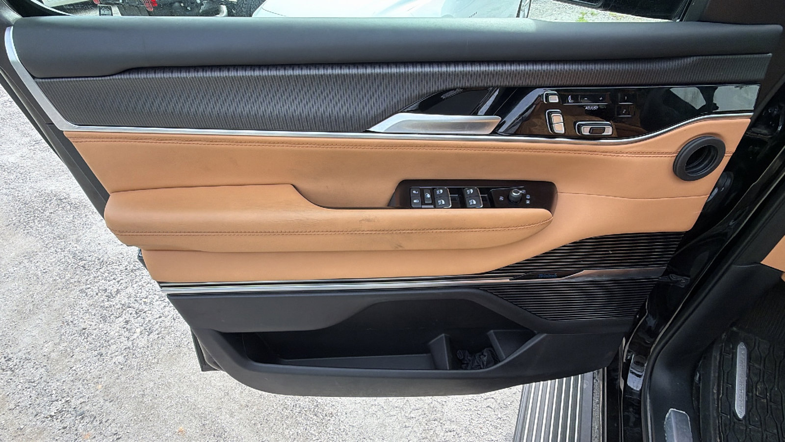 Used 2025 Jeep Grand Wagoneer Series III w/ Rear Seat Video Group 1 AWD/4WD image 14