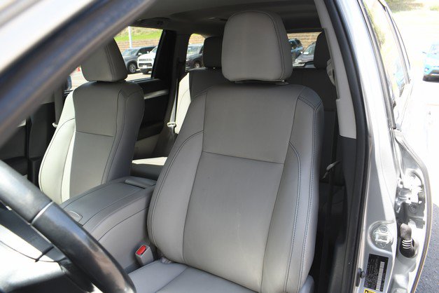 Used 2019 Toyota Highlander XLE w/ Carpet Mat Package (TMS) AWD/4WD image 17