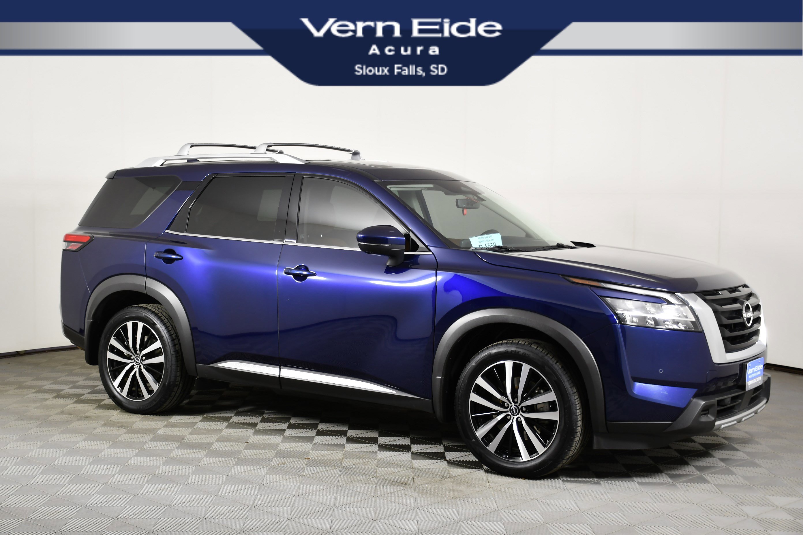 Used 2023 Nissan Pathfinder Platinum image 1