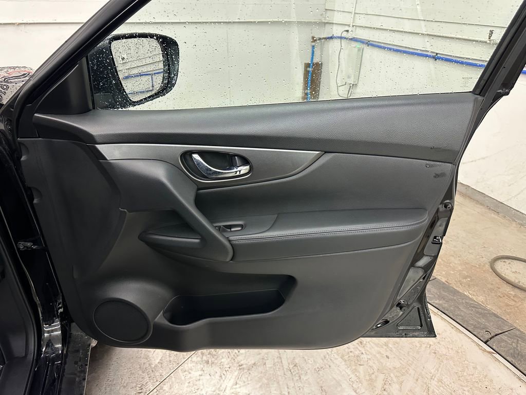 Used 2016 Nissan Rogue S AWD/4WD image 25