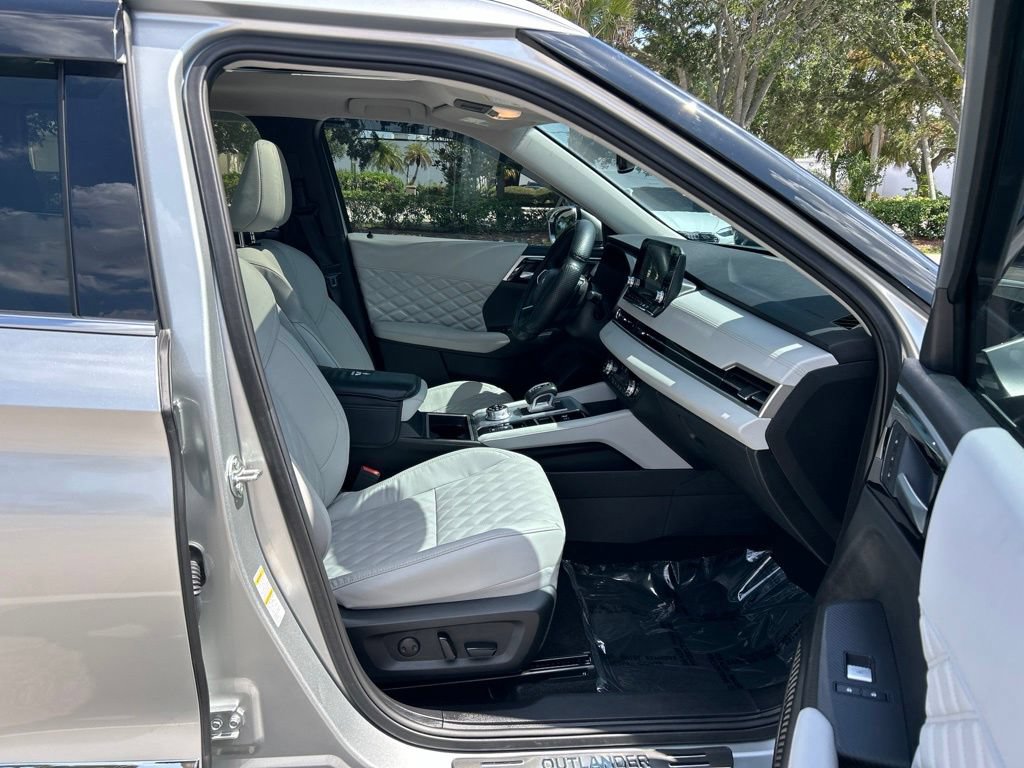 Used 2025 Mitsubishi Outlander 4WD Plug-In Hybrid image 39