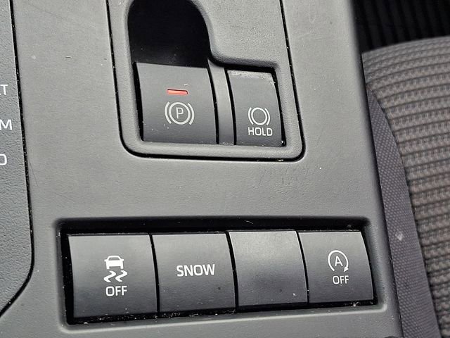 Used 2021 Toyota Highlander LE FWD image 22
