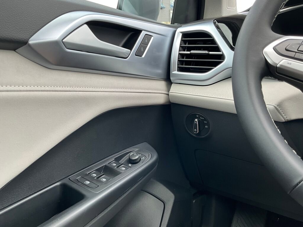 New 2025 Volkswagen Taos SE image 22