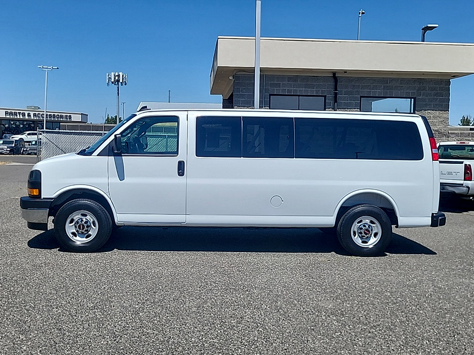 Used 2025 GMC Savana 3500 LT w/ LT Preferred Equipment Group RWD image 4