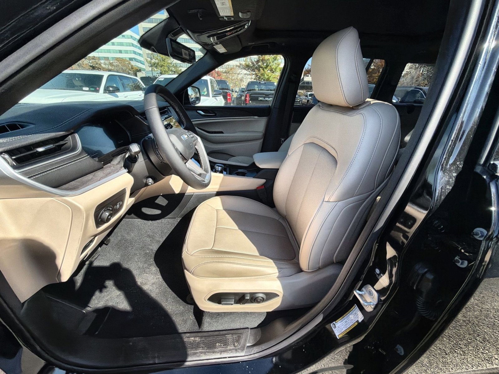 New 2025 Jeep Grand Cherokee Limited w/ Luxury Tech Group II image 13