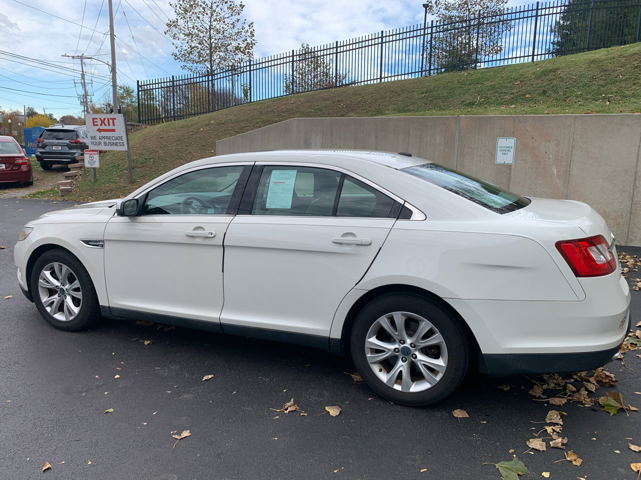 Used 2010 Ford Taurus SEL image 3