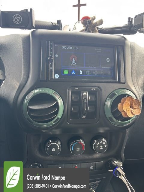 Used 2018 Jeep Wrangler Unlimited Rubicon w/ Connectivity Group image 18