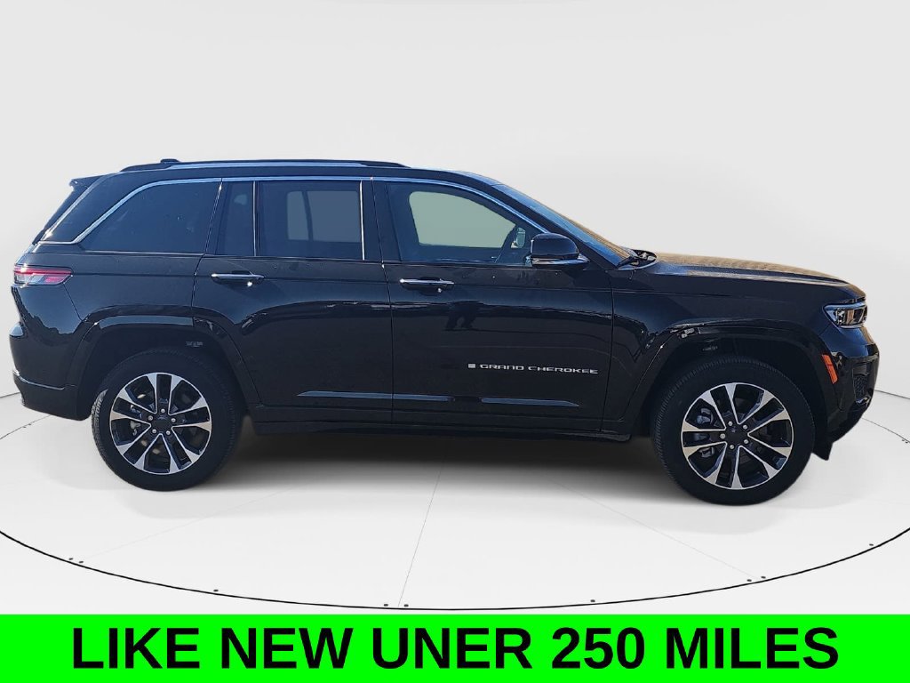 Used 2023 Jeep Grand Cherokee Overland w/ Luxury Tech Group IV AWD/4WD image 2