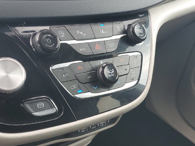 Used 2023 Chrysler Pacifica Touring-L FWD image 28