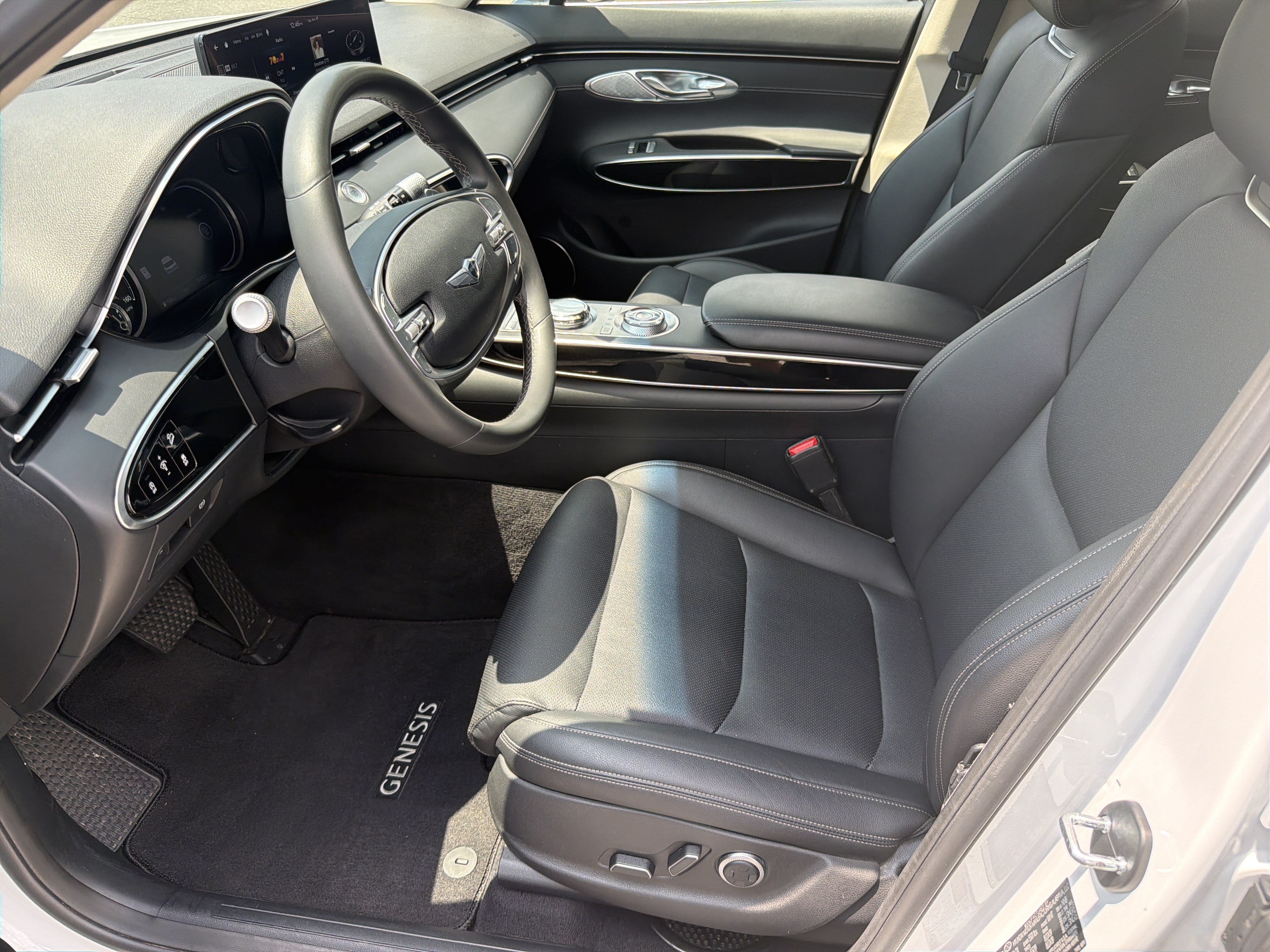 Used 2025 Genesis GV70 2.5T AWD/4WD image 19