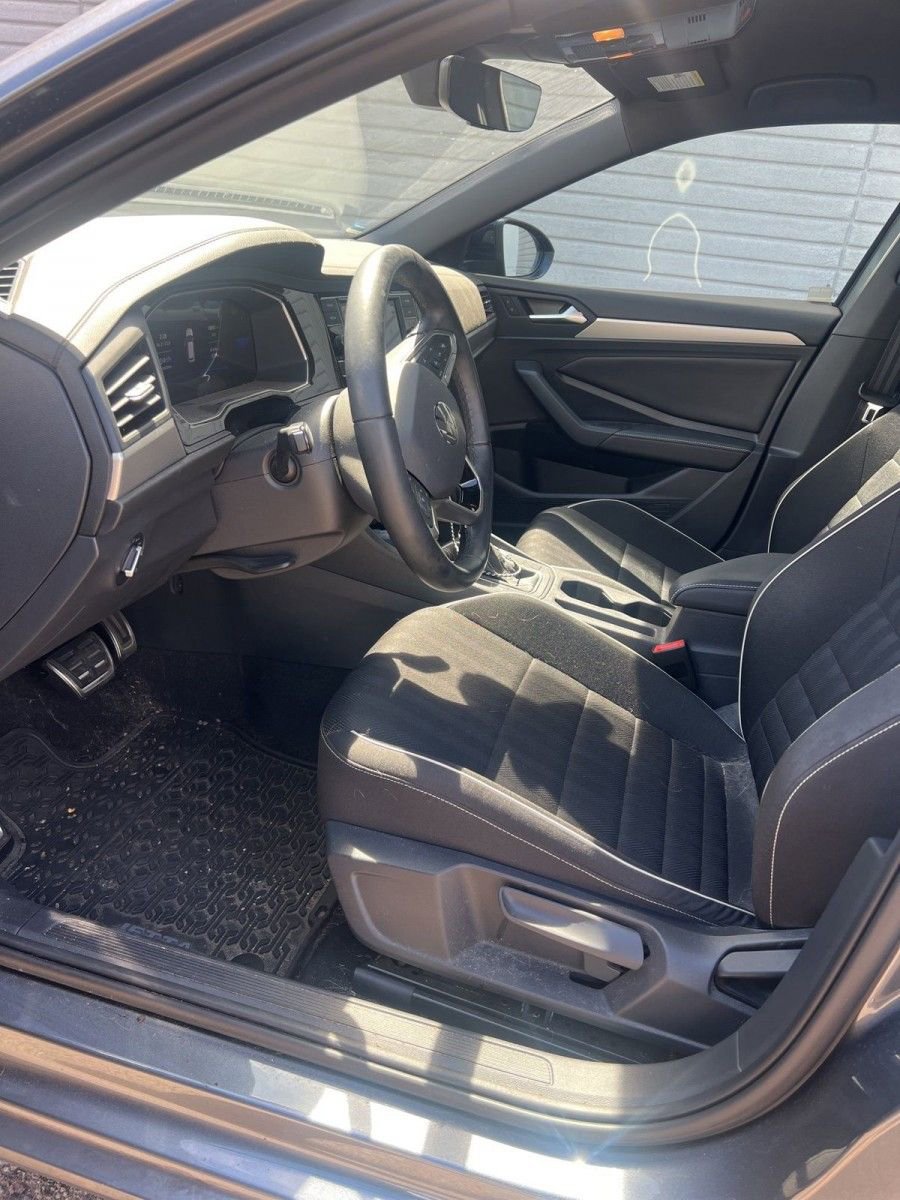 Used 2023 Volkswagen Jetta Sport image 4