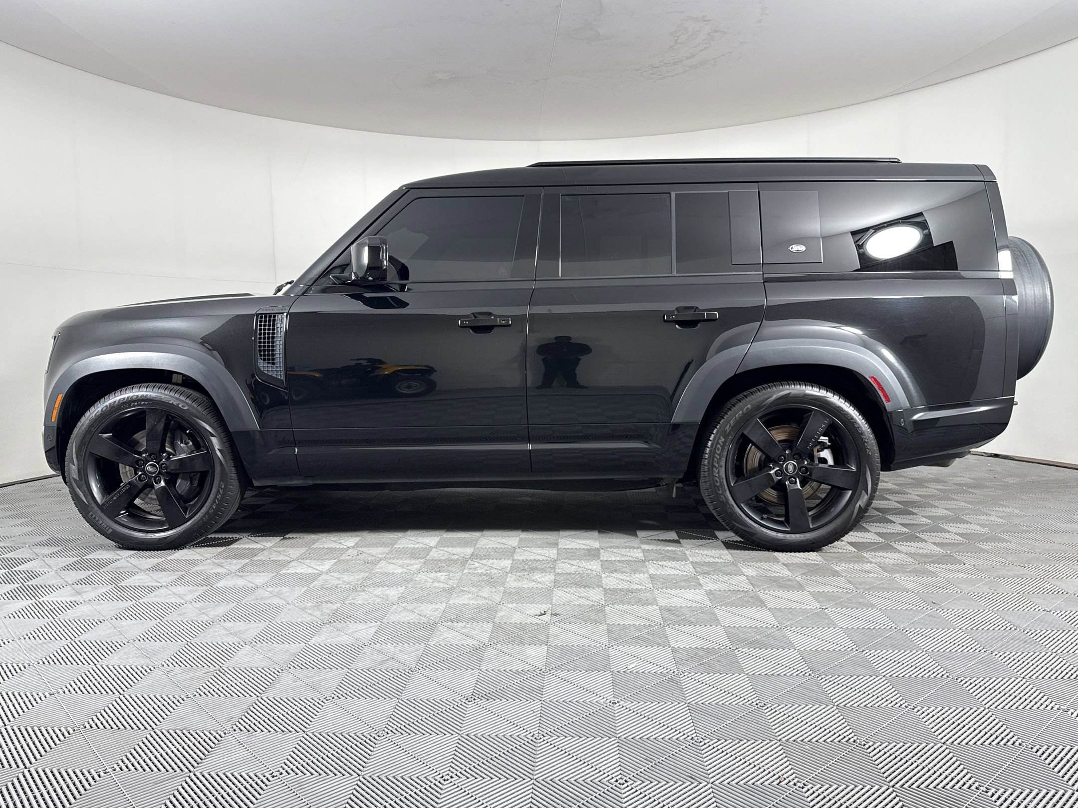 Used 2023 Land Rover Defender 130 X-Dynamic SE image 2