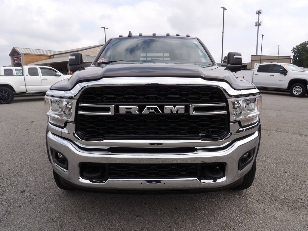 Used 2023 RAM 5500 Tradesman w/ Chrome Appearance Group AWD/4WD image 12