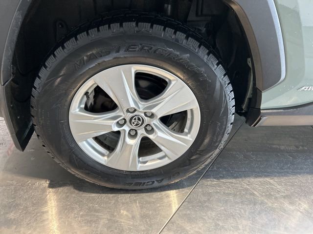 Used 2021 Toyota RAV4 XLE w/ XLE Grade Weather Package AWD/4WD image 18