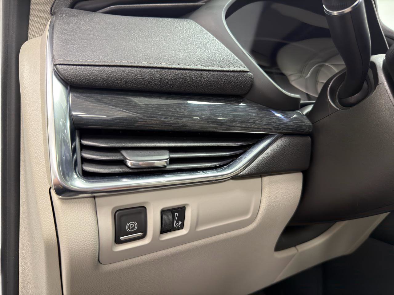 Used 2019 Cadillac XT4 Premium Luxury AWD/4WD image 16