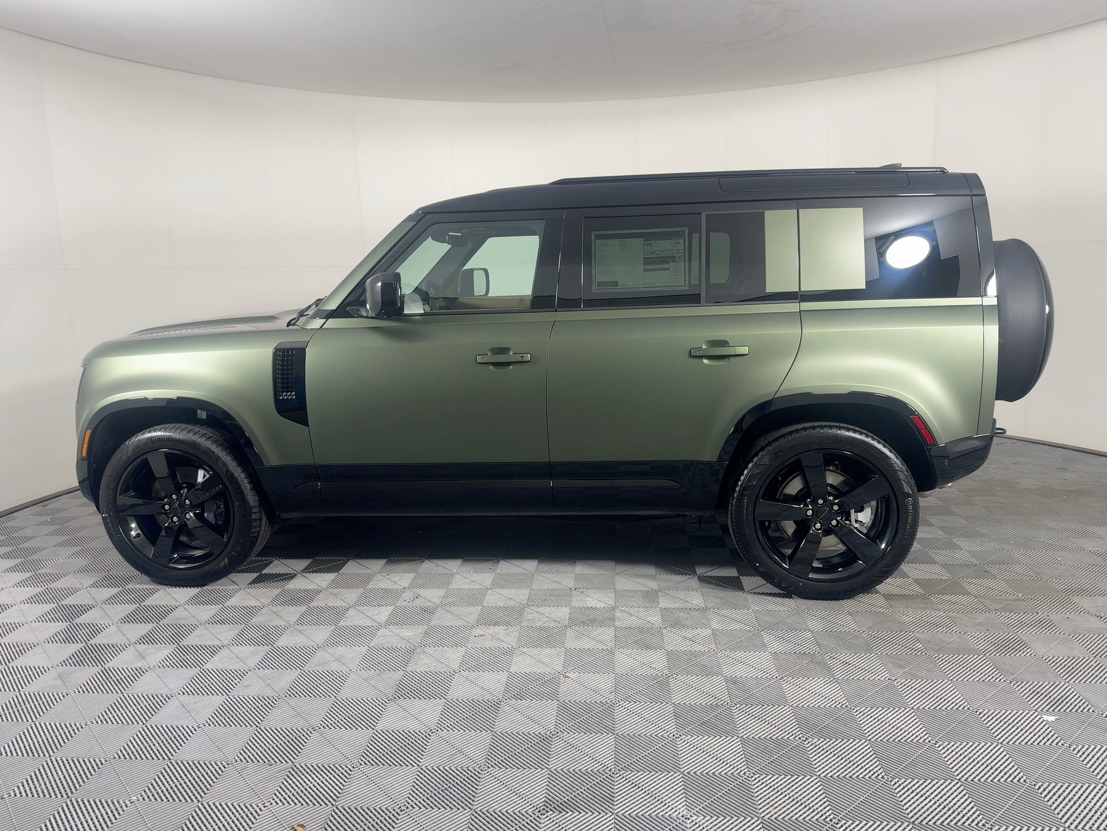 New 2026 Land Rover Defender 110 X-Dynamic SE image 2