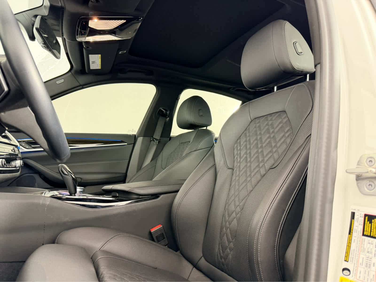 Used 2023 BMW 530e w/ Convenience Package image 11