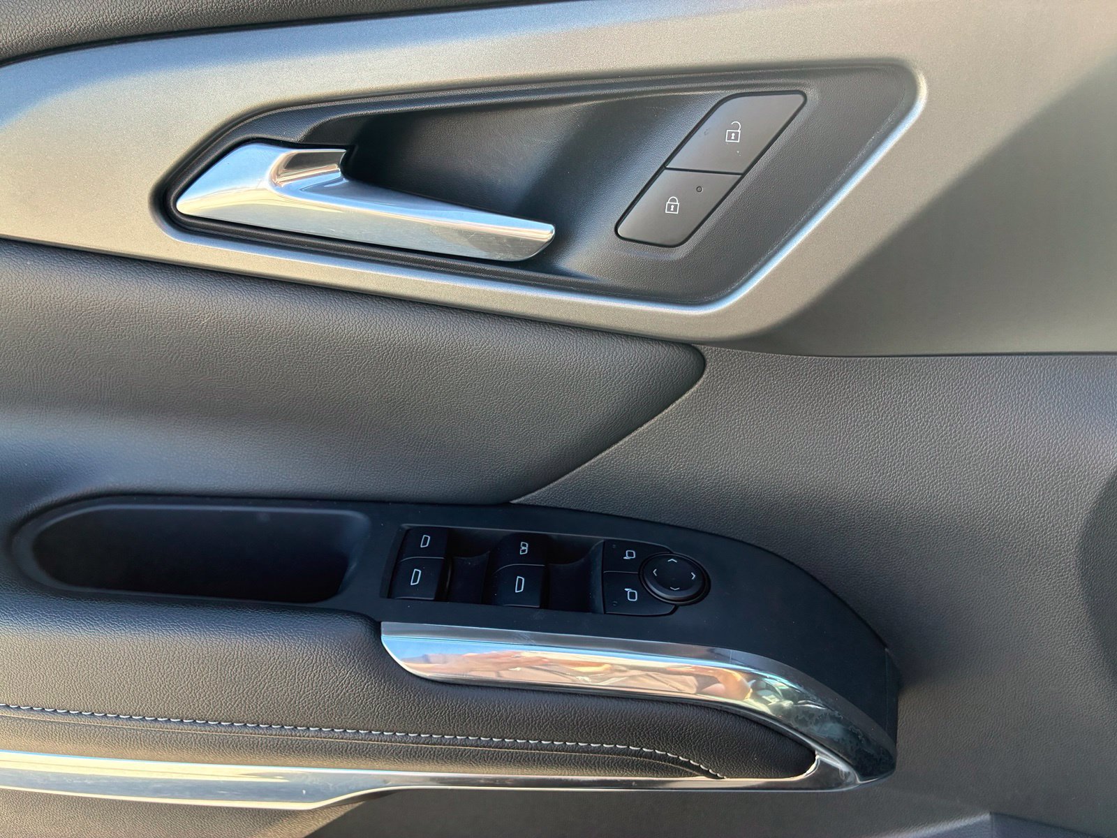 Used 2025 Chevrolet Traverse LT FWD image 5