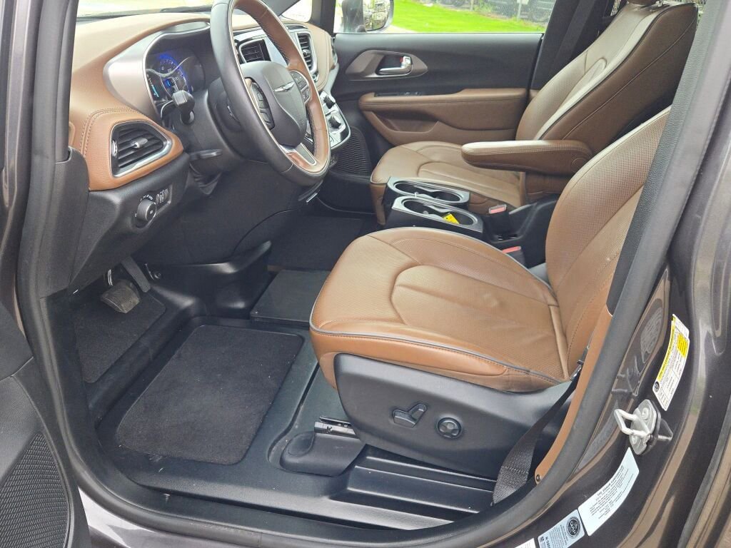 Used 2020 Chrysler Pacifica Limited w/ Advanced Safetytec Group FWD image 19