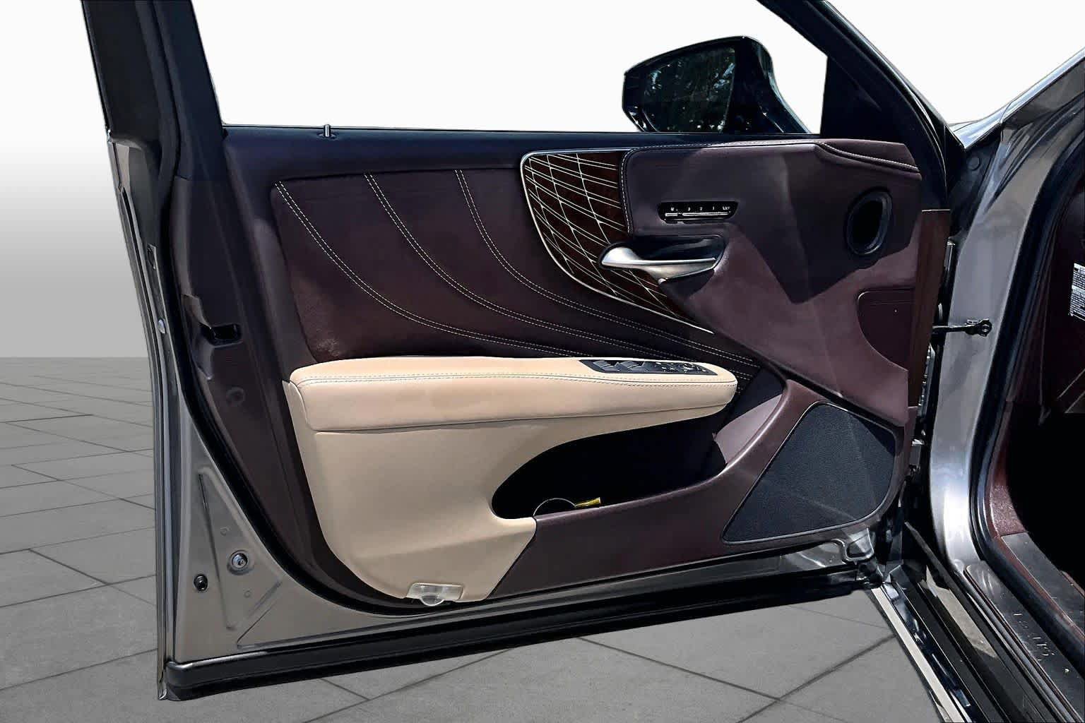 Used 2019 Lexus LS 500 w/ Interior Upgrade Package RWD image 26