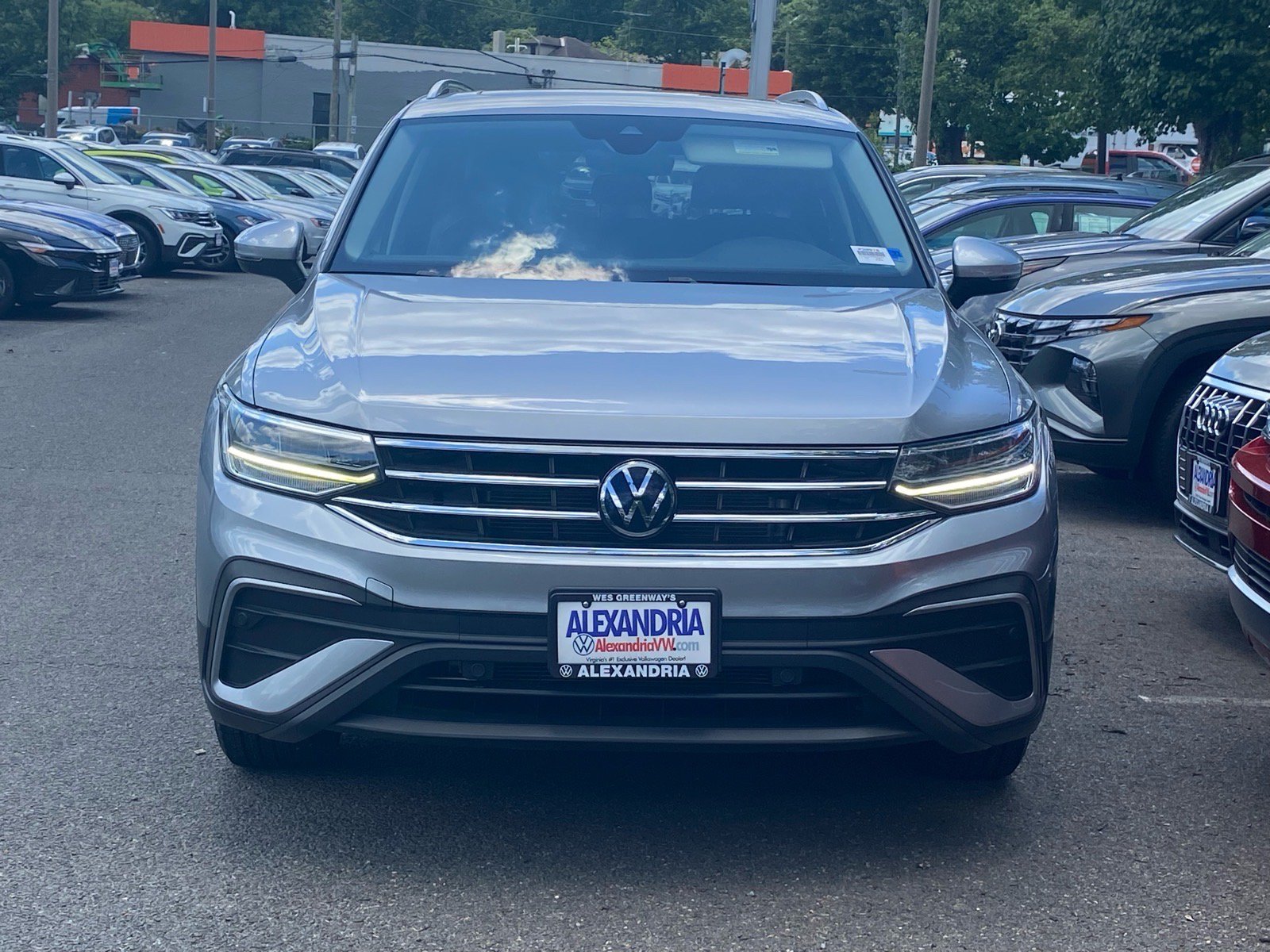 Certified 2023 Volkswagen Tiguan SE w/ Panoramic Sunroof Package FWD image 5