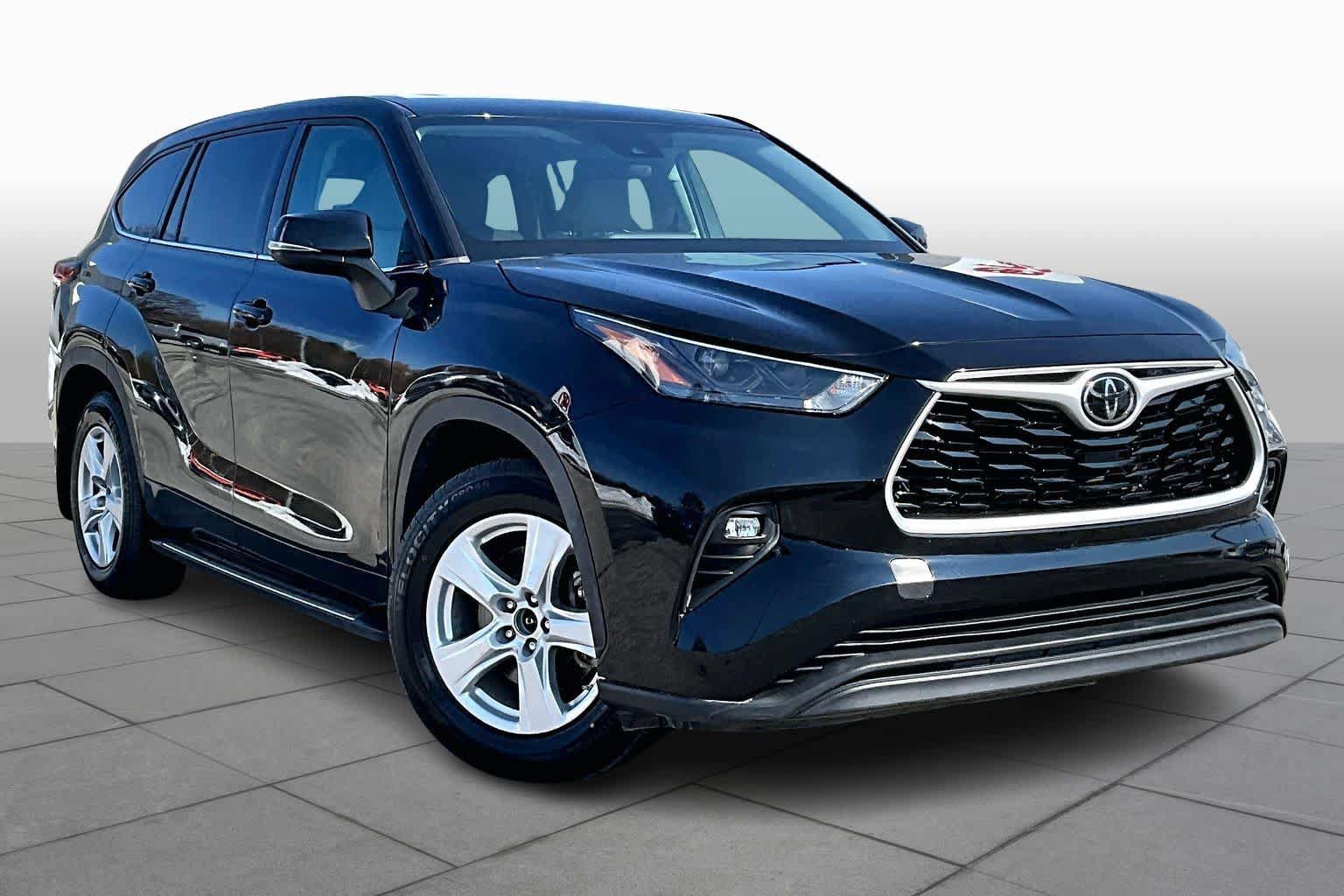 Used 2022 Toyota Highlander LE FWD image 3