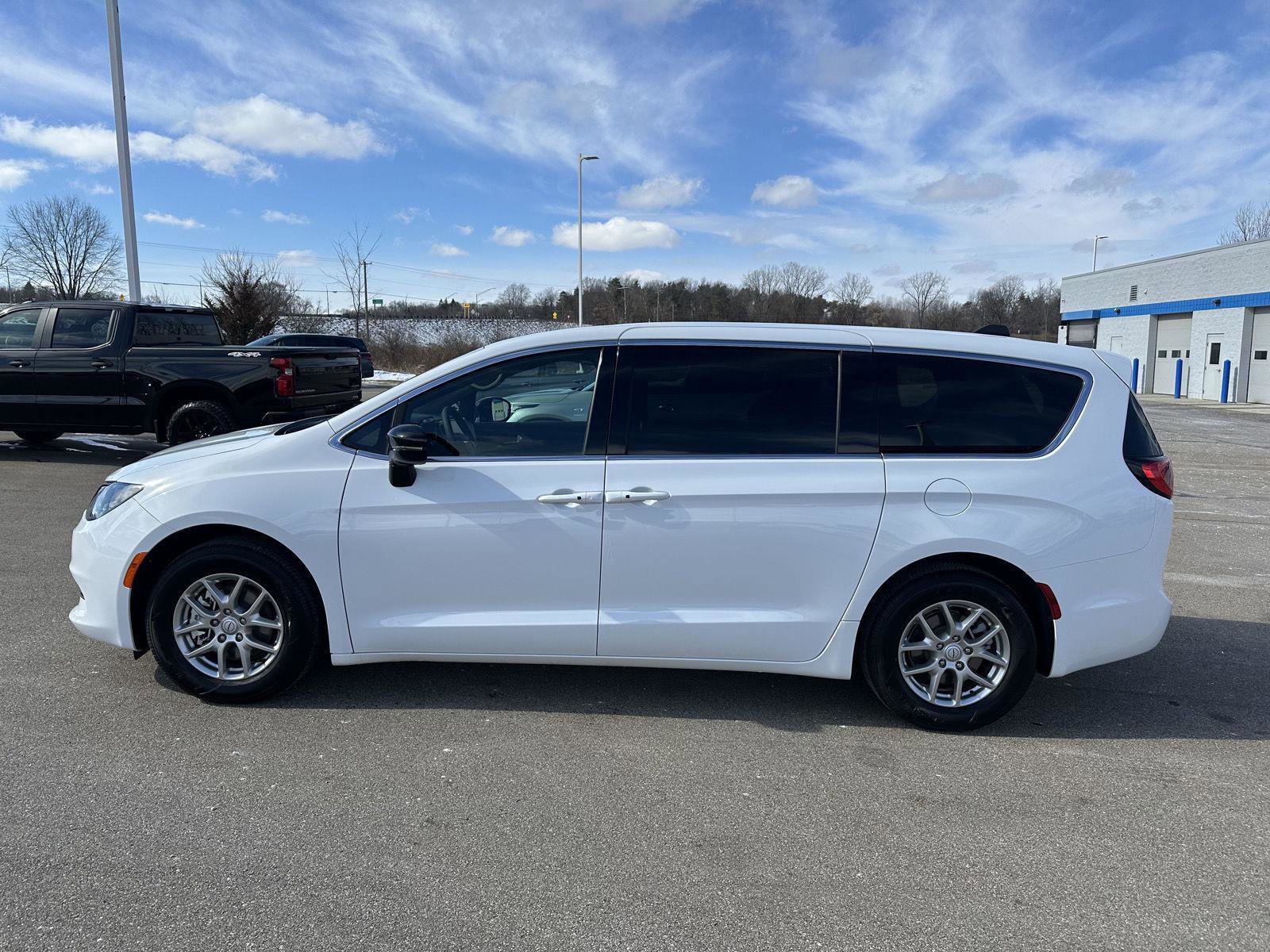 Used 2026 Chrysler Voyager LX image 2
