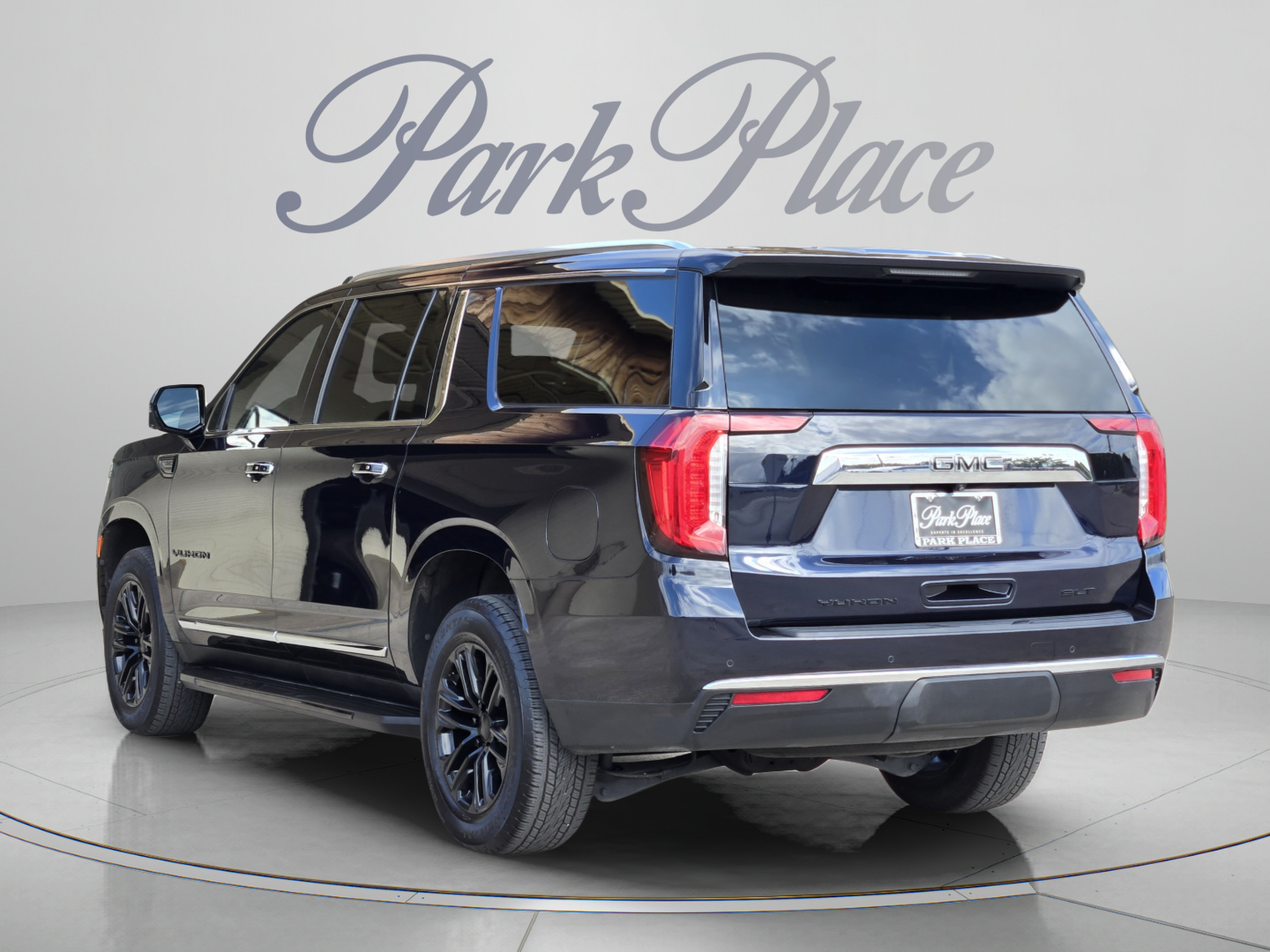 Used 2024 GMC Yukon XL SLT w/ SLT Premium Package AWD/4WD image 3