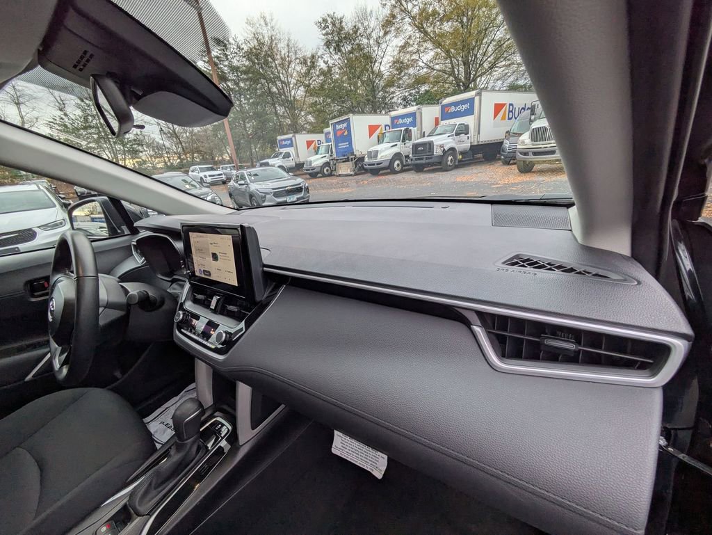 Used 2025 Toyota Corolla Cross LE image 31