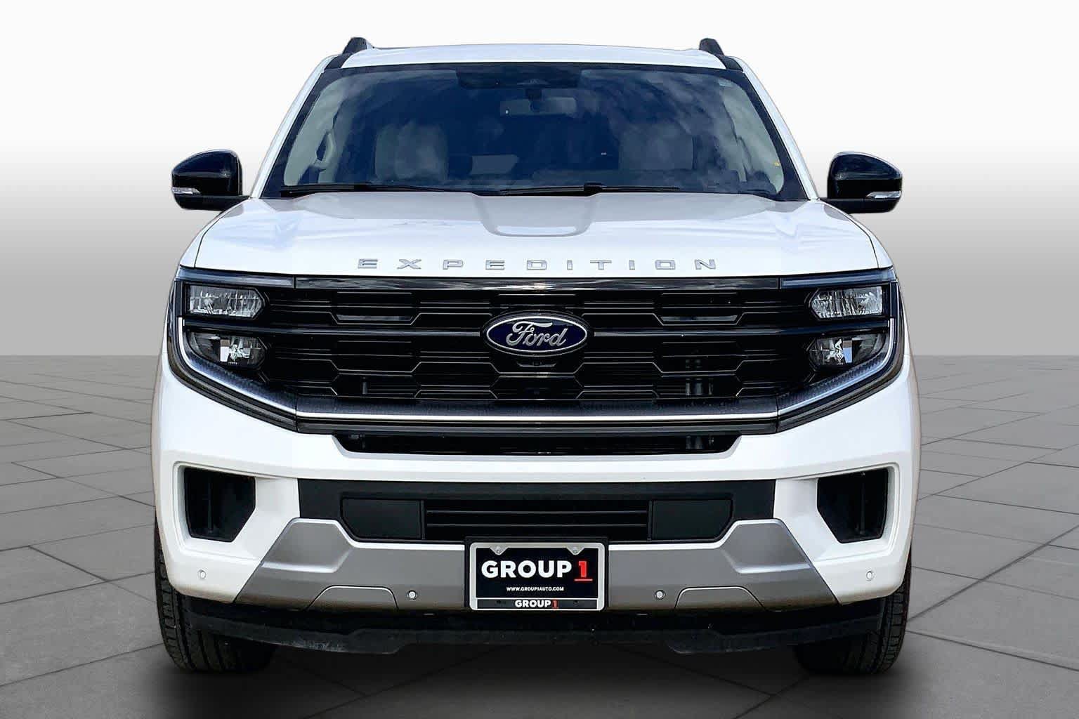 Used 2025 Ford Expedition Platinum w/ Driver's Package AWD/4WD image 4
