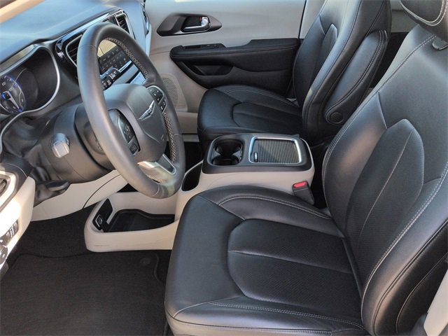 Used 2024 Chrysler Pacifica Touring-L image 12